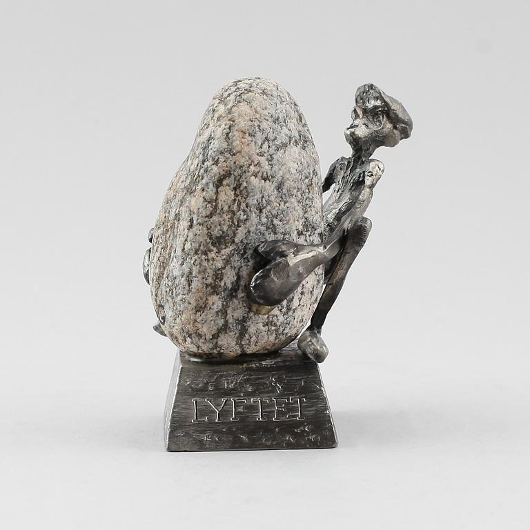 SKULPTUR, tenn och sten, "Lyftet", Henry Gustafsson, signerad 1900-talets andra hälft.