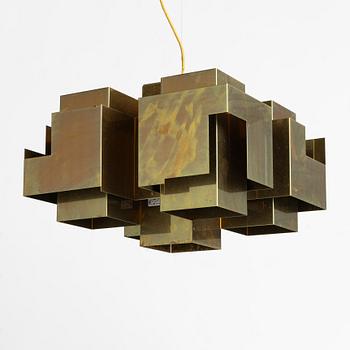 Folkform, a 'Skyline Pendant Lamp Medium', Örsjö Belysning.