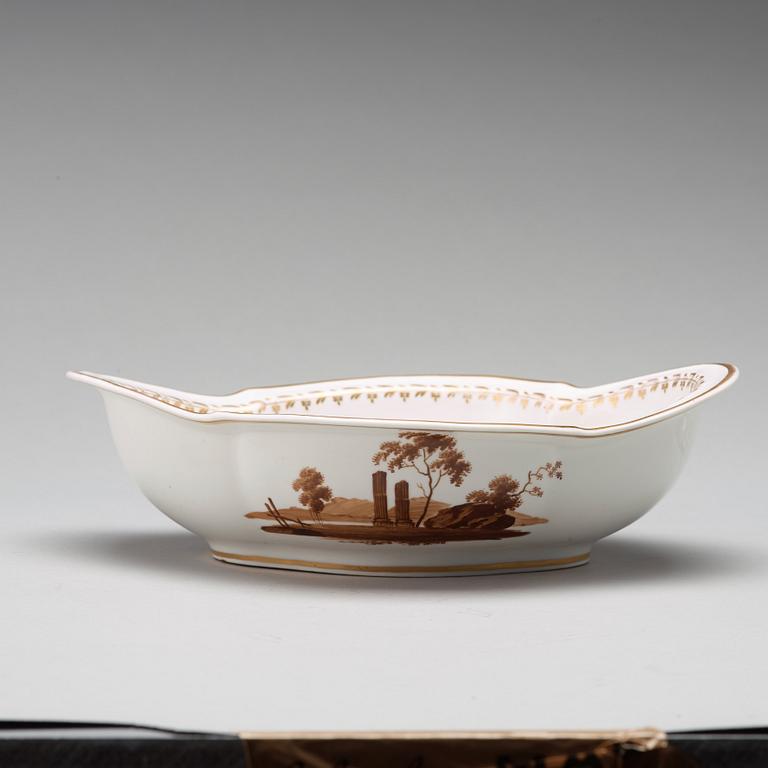 SKÅLFAT, porslin. Ryssland, Popov, 1800-talets först hälft.
