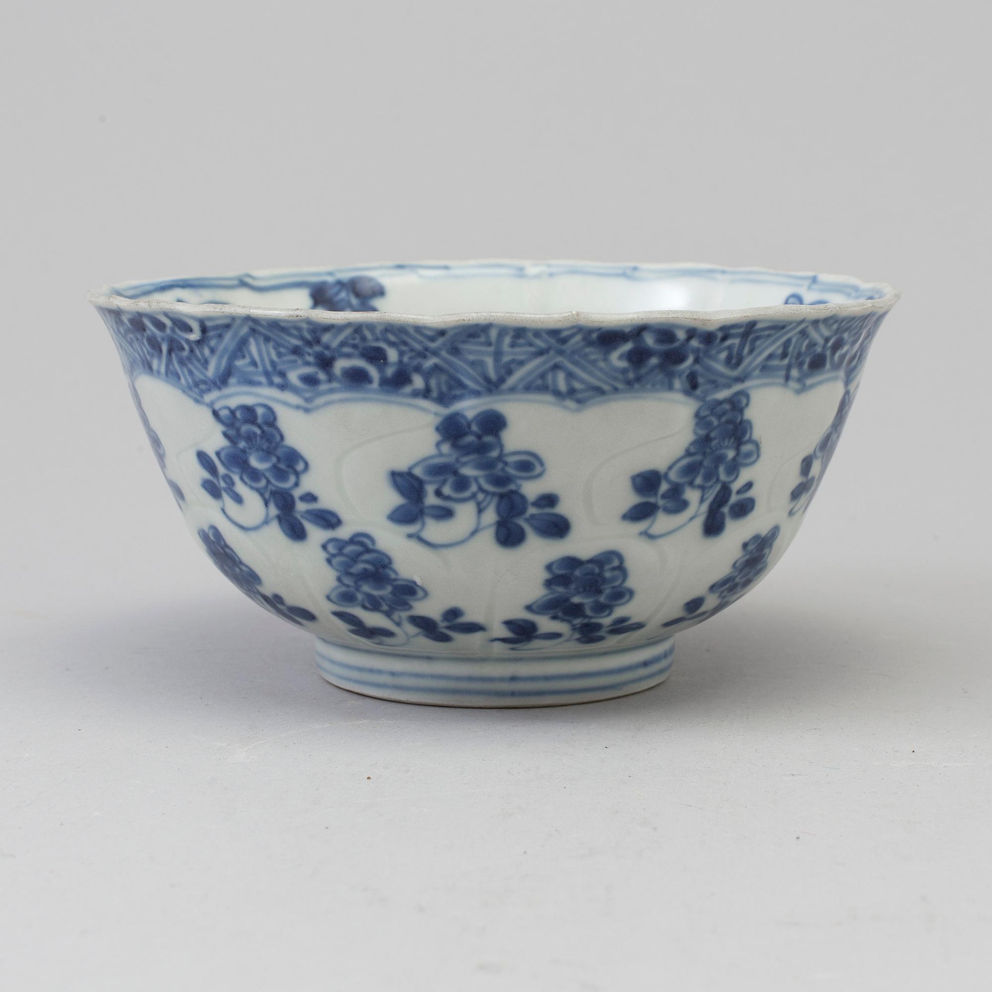 A blue and white bowl, Qing dynasty, Kangxi (1662-1722).