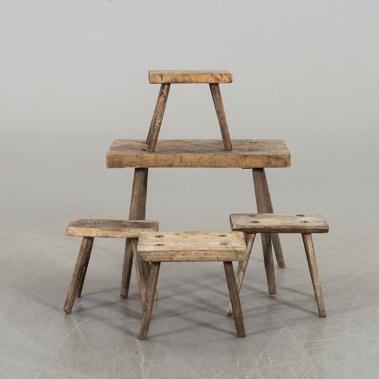 BORD MED PALLAR, 1+4 delar,  1900-talets fösta del.