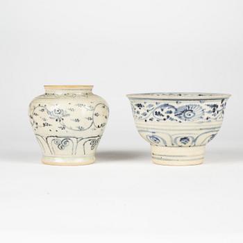 A blue and white Annamese jar and bowl, Vietnam, 15th/17th Century.