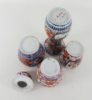 VASER, 3 st och URNA MED LOCK, porslin, Kina/Japan, 1900-tal.