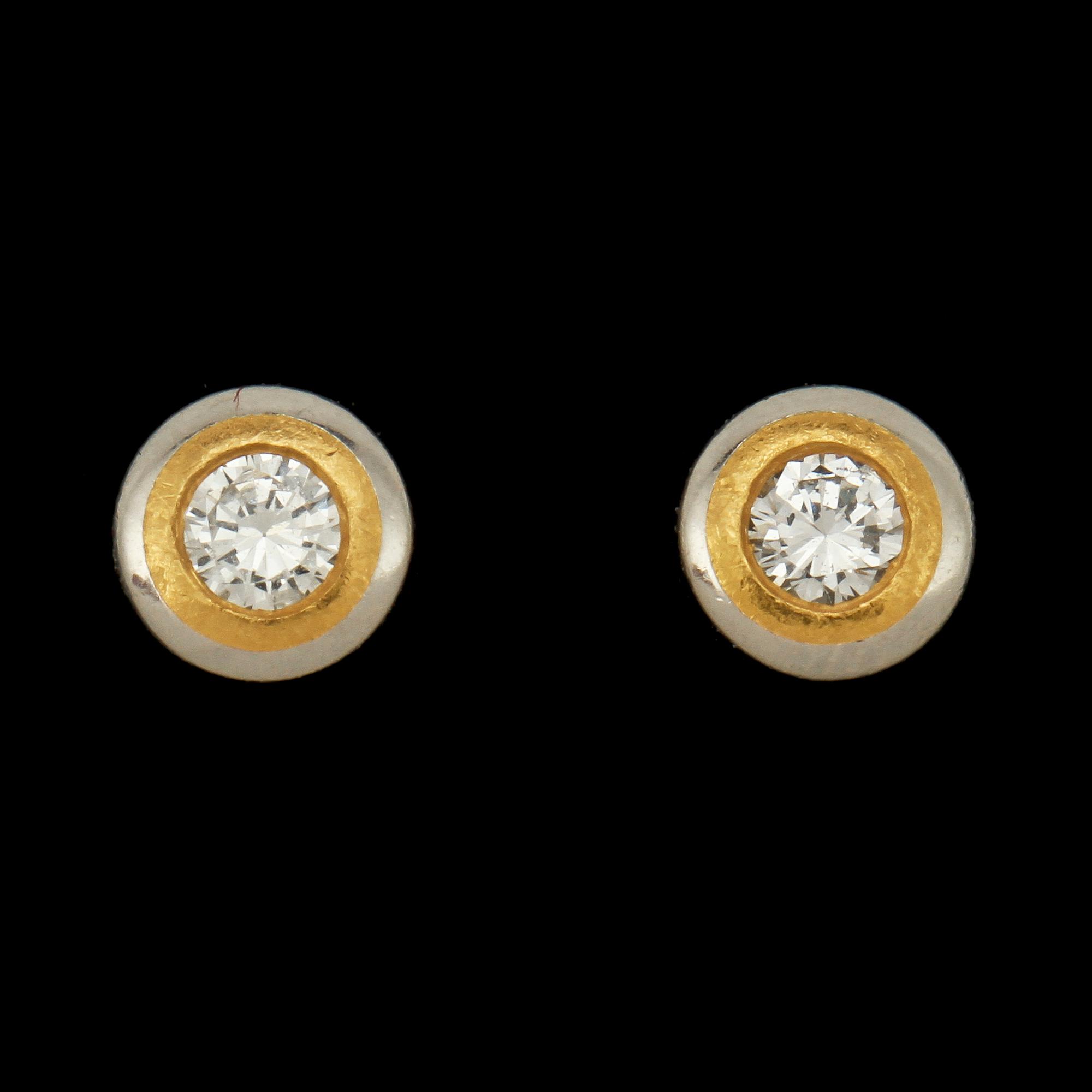 ÖRHÄNGEN, ett par, platina med 2 briljantslipade diamanter, 1900/2000-tal. Vikt 2 g.