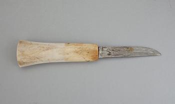 SAMEKNIV, signerad M.H, daterad 1952.