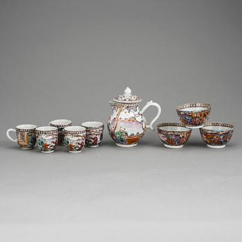 DOCKSERVISDELAR, 9 st, porslin, Qingdynastin, Qianlong (1736-95).