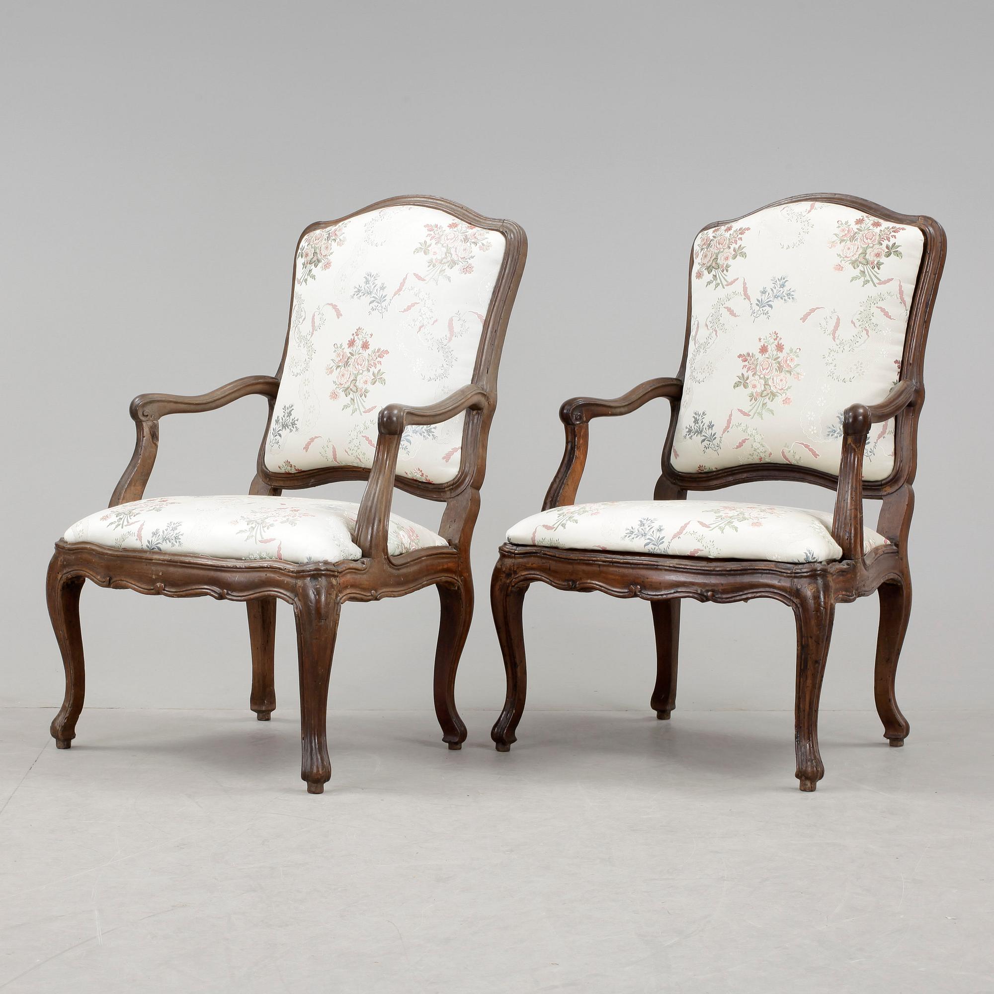 KARMSTOLAR, ett par, italiensk rokoko, 1700-tal.