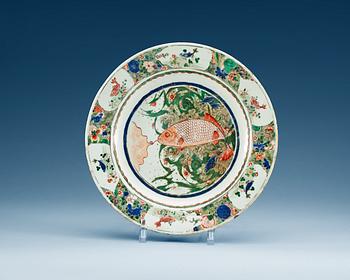 1389. A famille verte charger, Qing dynasty, Kangxi (1662-1722).