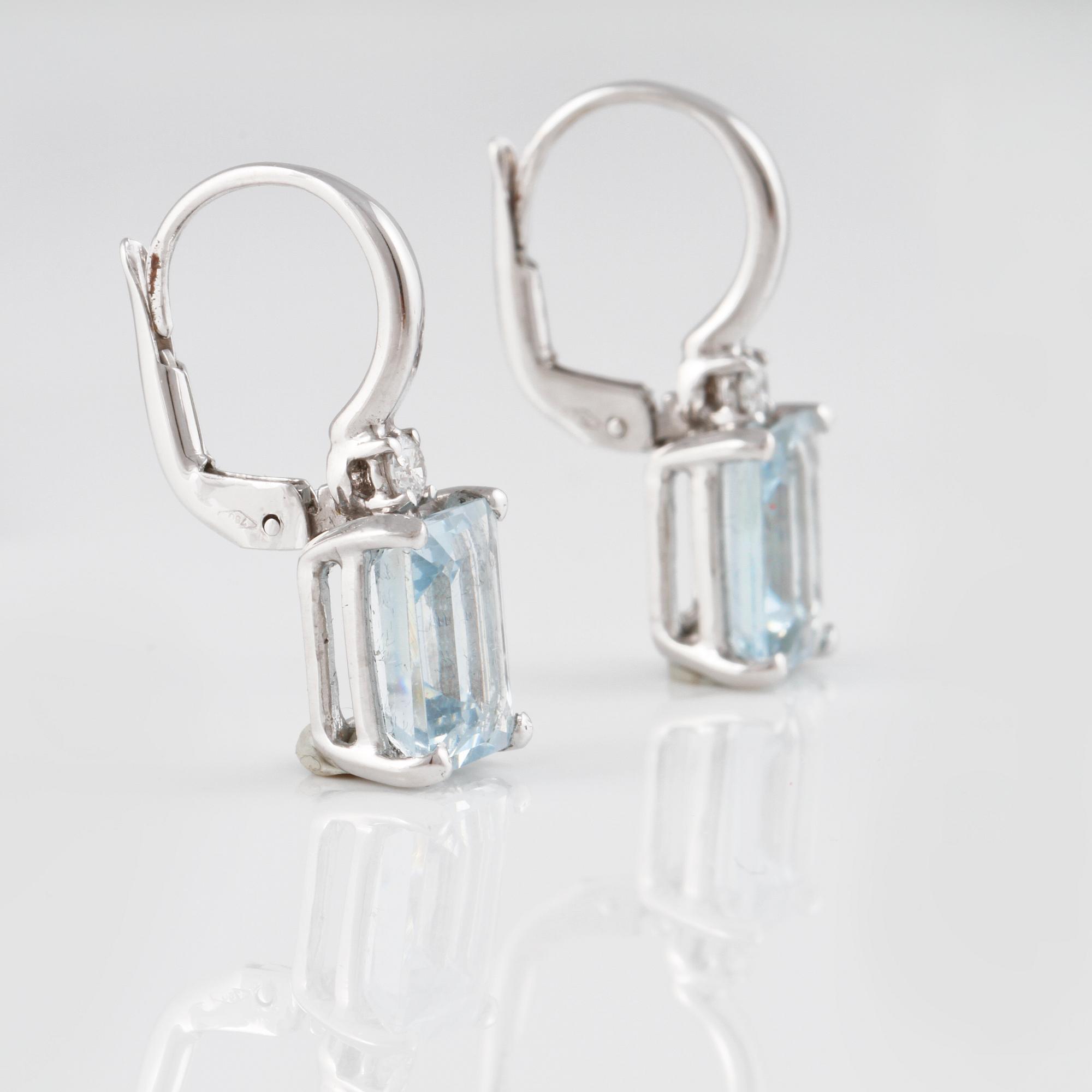ÖRHÄNGEN, 18K vitguld med briljantslipade diamanter ca 0.05 ct samt fasettslipade akvamariner ca 4.20 ct. Vikt 4,6 gram.