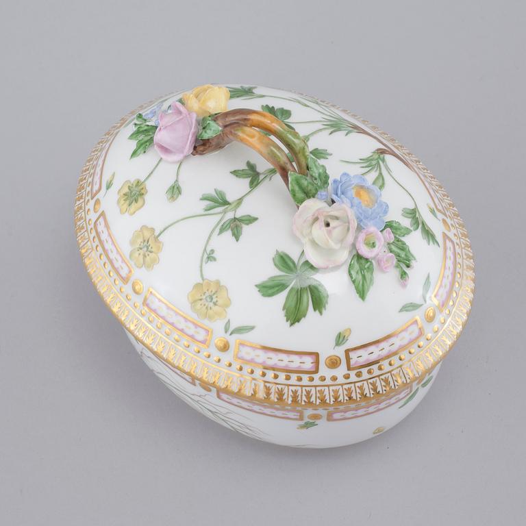 A "Flora Danica" porcelain bomboniere by Royal Copenhagen, third quarter of the 20th century.