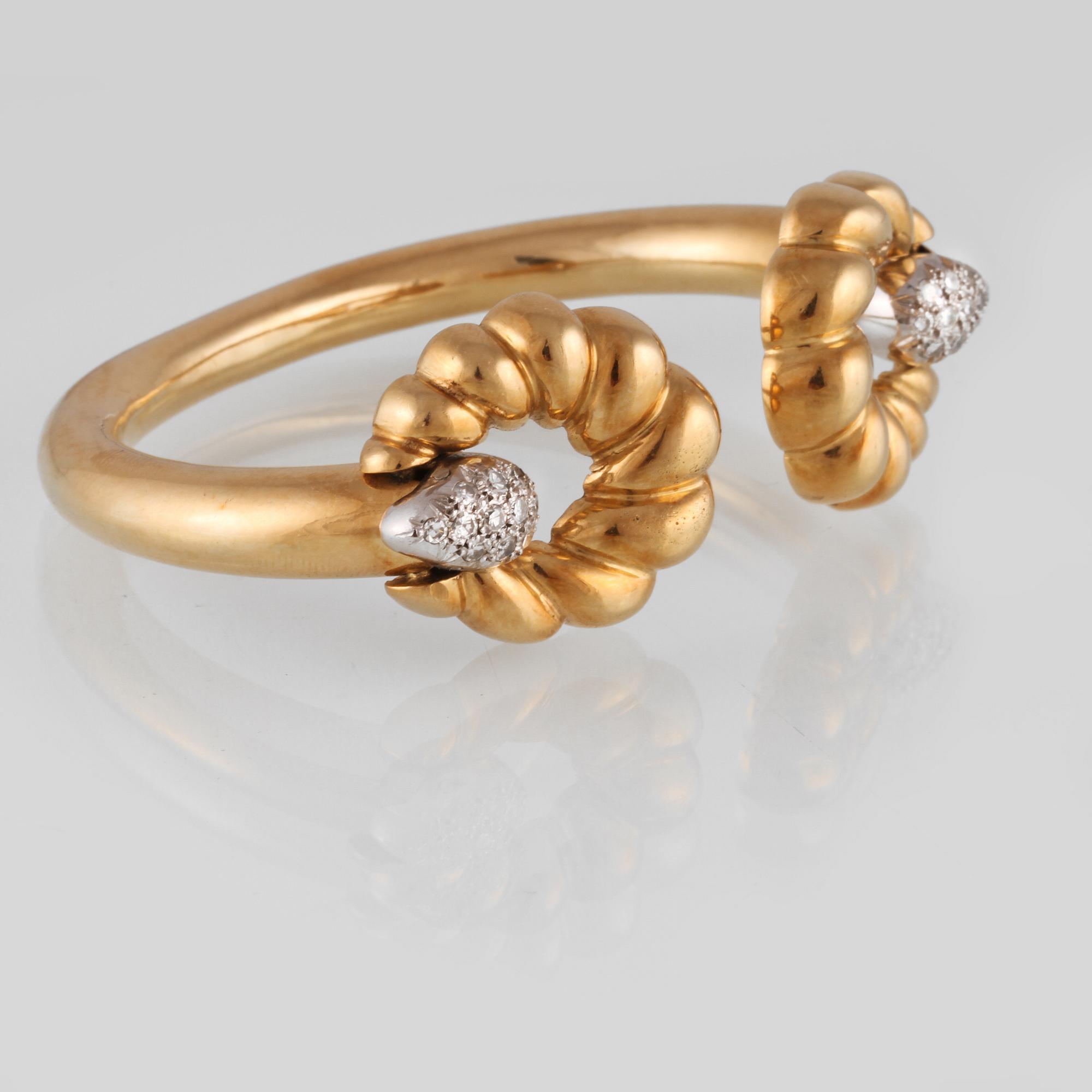 ARMRING, 18K guld samt åttkantslipade diamanter. Vikt 40,5 gram.