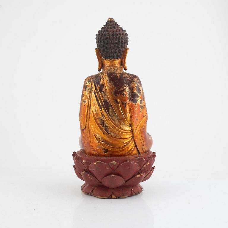 A gilt and lacquered figure of a seated buddha, Vietnam, 1800-tal.