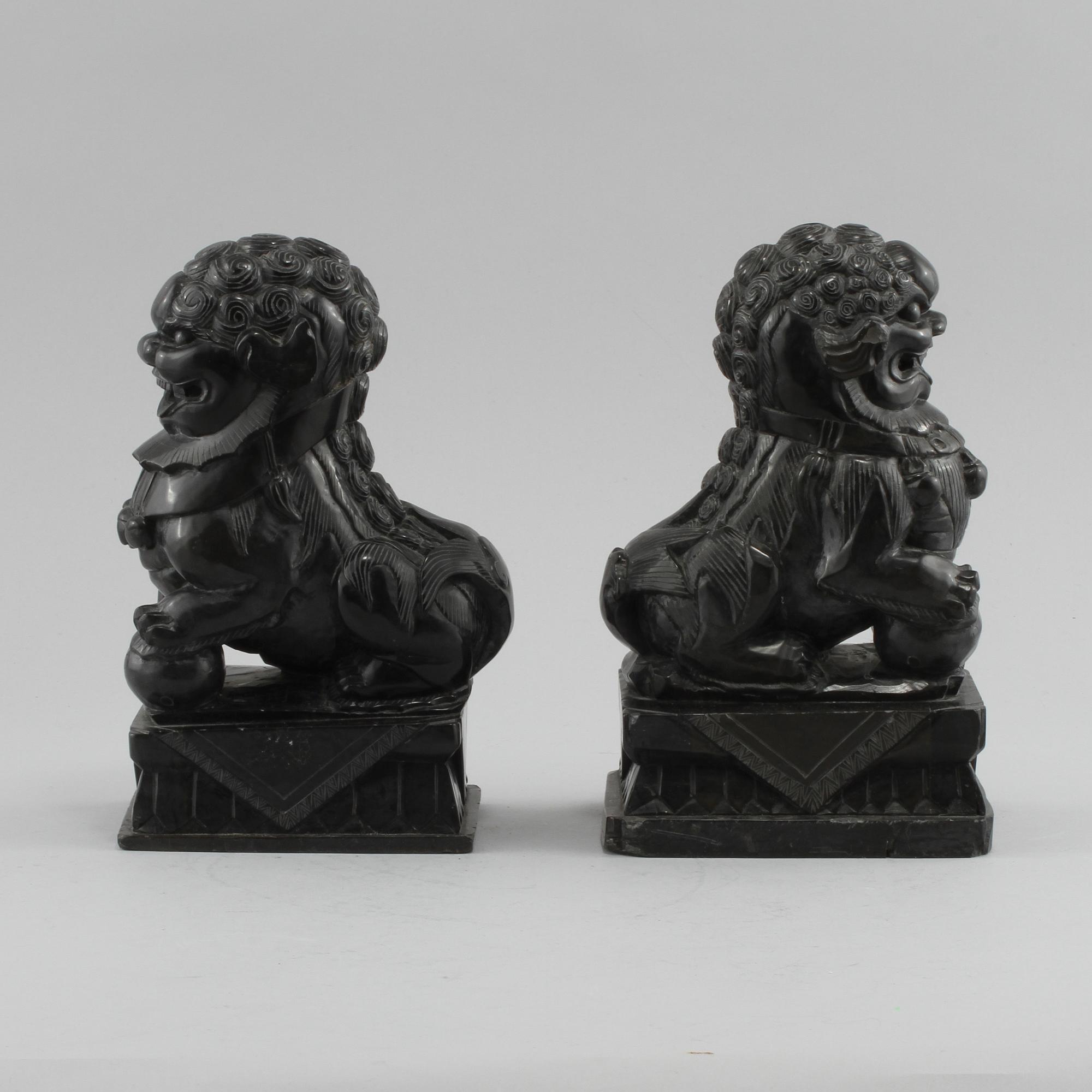 FIGURINER, ett par, sten, 1900-talets andra hälft.