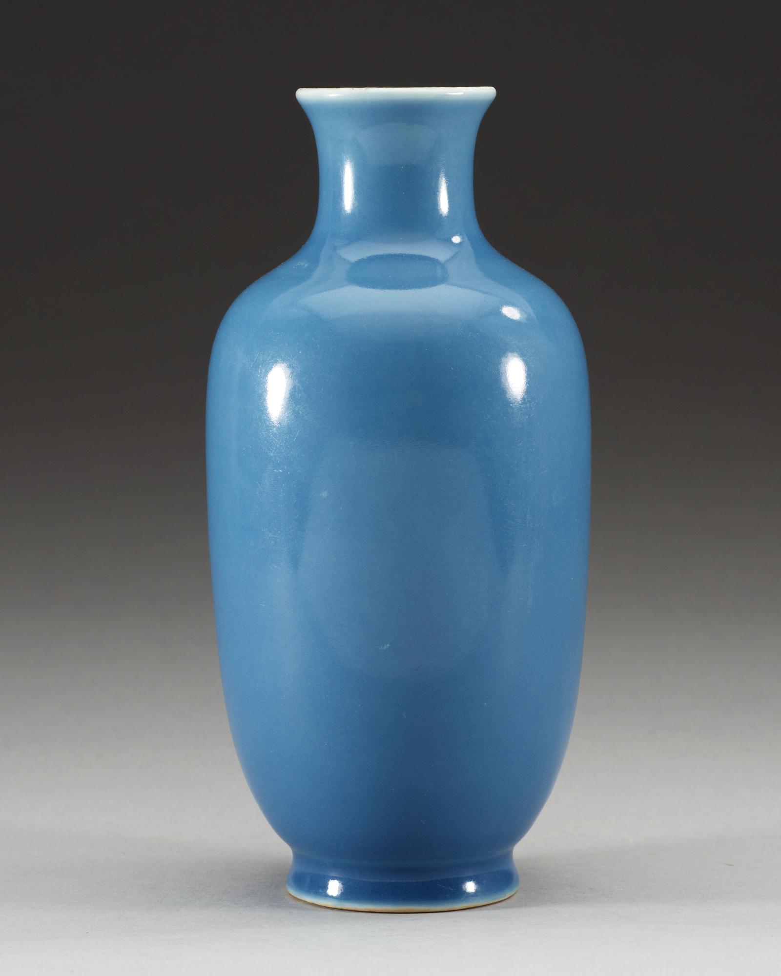 VAS, porslin. Qing dynastin, 1800-tal med Qianlongs märke.