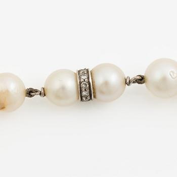 Pearl necklace, cultured pearls with a clasp of white gold set with octagon-cut diamonds.