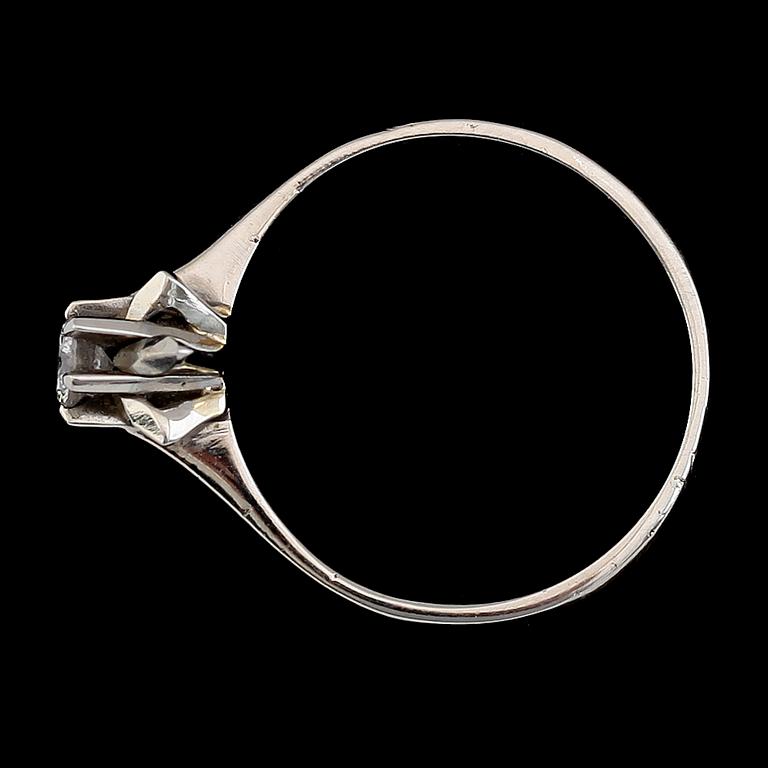 RING, 18 k vitguld med briljantslipad diamant 0.20 ct enligt gravyr. Total vikt ca 2 gram.