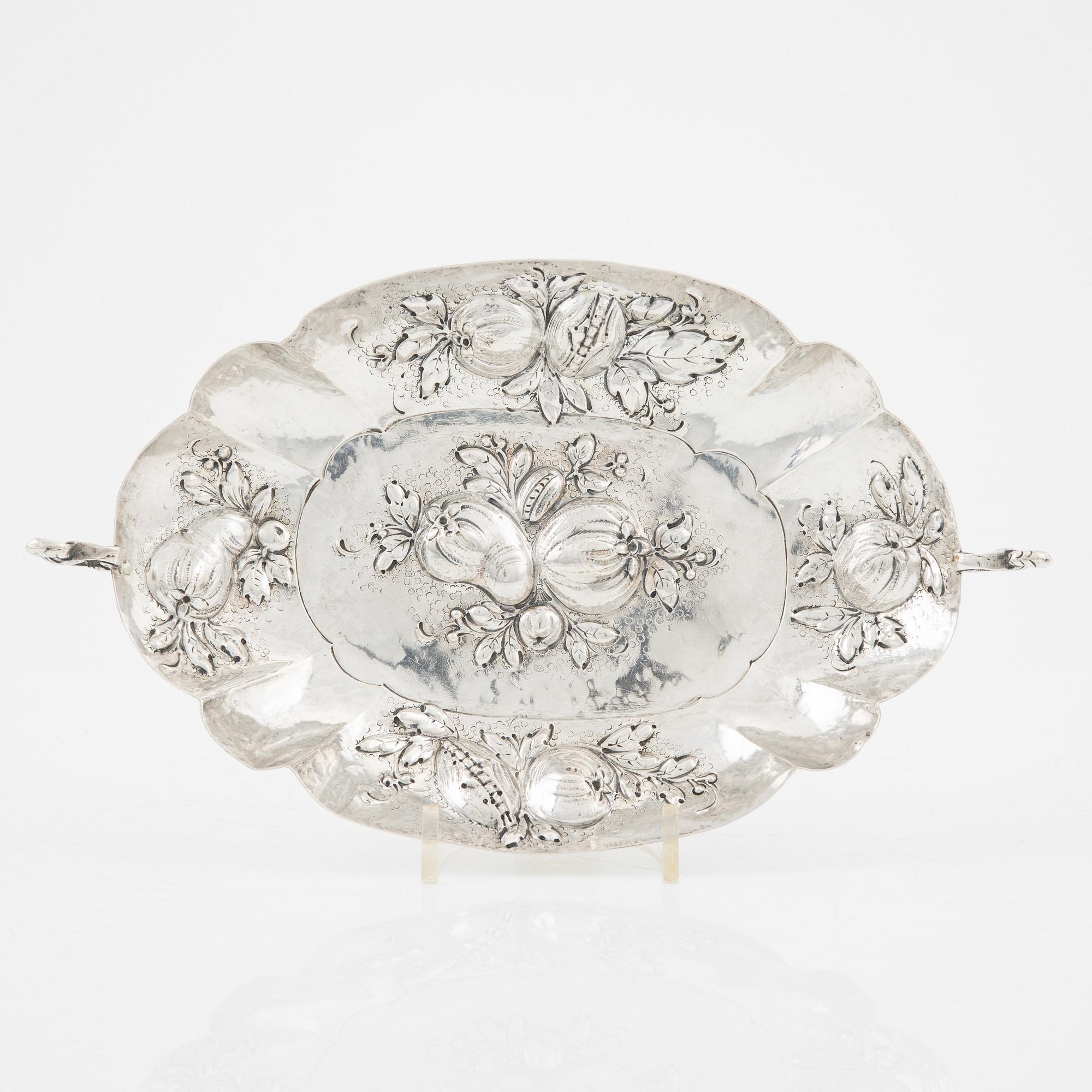 Stop samt konfektskål, silver, barockstil, fantasistämplar, omkring 1900.