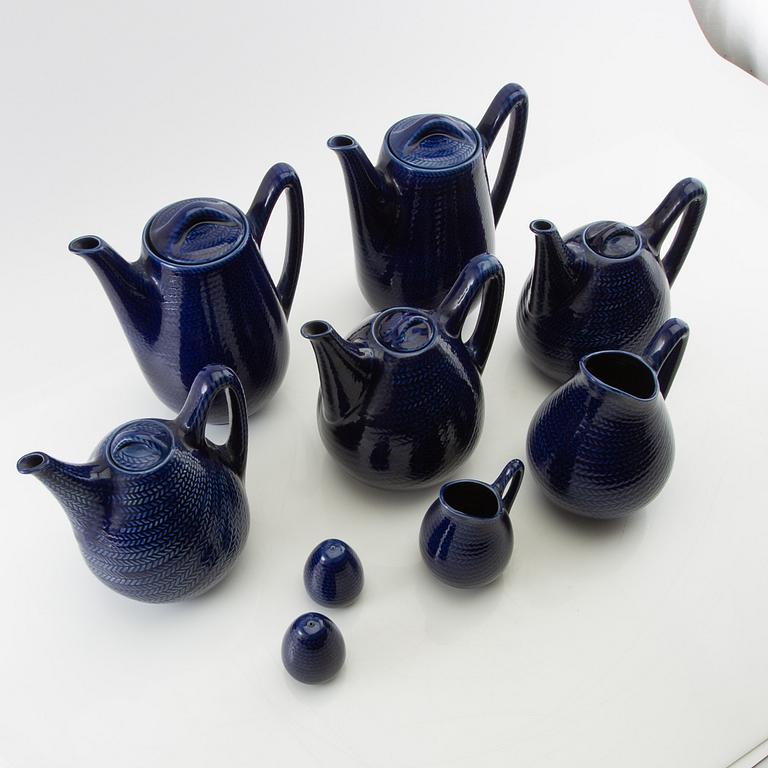 Hertha Bengtson, kannor och tillbringare "Blå Eld" 9 dlr Rörstrand porslin.