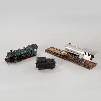A steam engine with tender and a steam engine, probably England, first half of / mid 20th century.