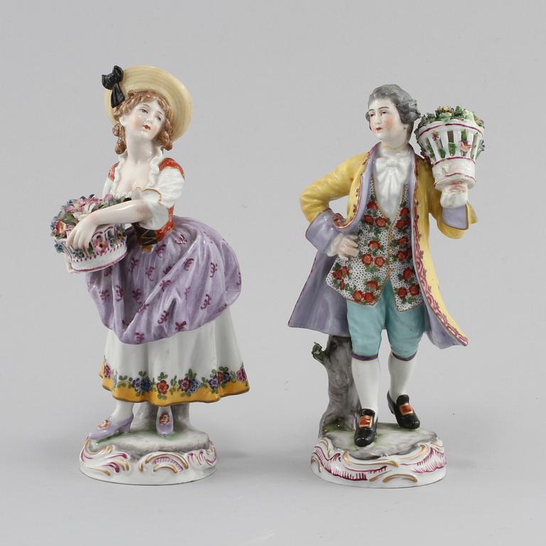 FIGURINER, 2 st, porslin, omkring 1900-talets mitt.