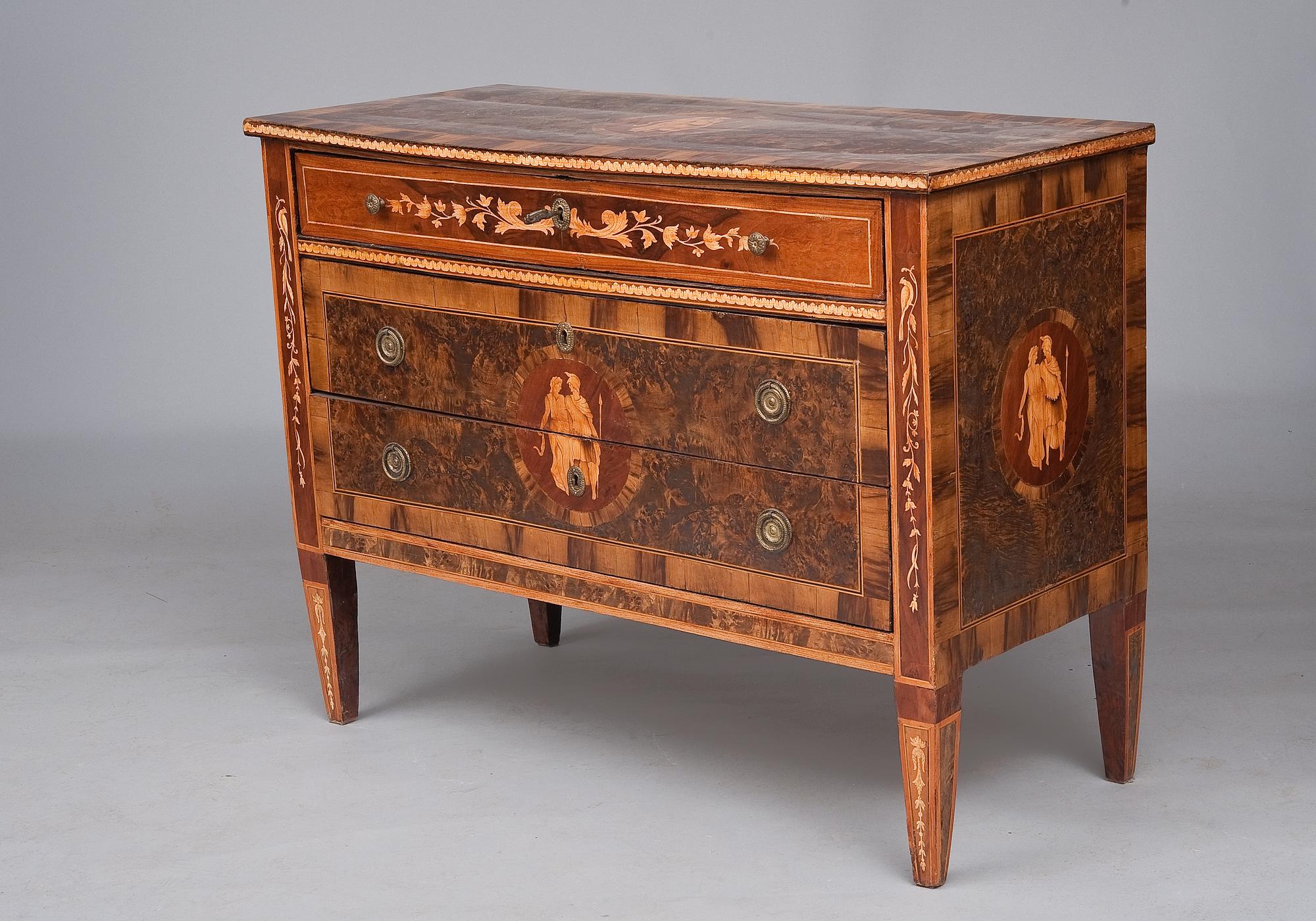 A CHEST OF DRAWERS, Italy, approx. Late 18th century.