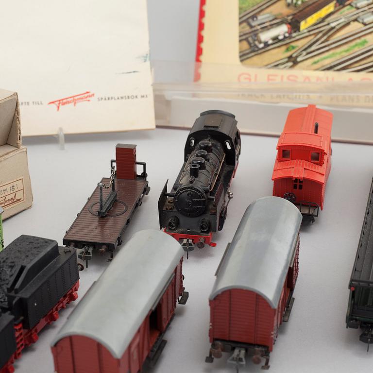 A collection of mainly Fleischmann toy trains, 12 pieces from the second half of the 20th century.