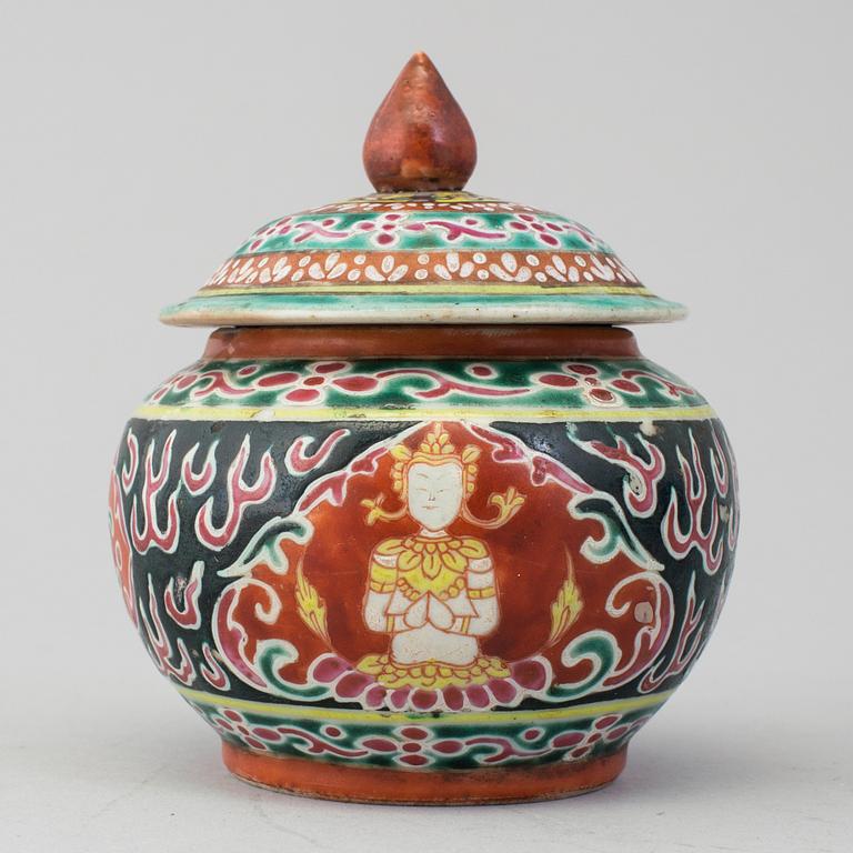 A Bencharong porcelain bowl with cover, China for the Thai Market, Ayutthaya Period, 18th/19th Century.