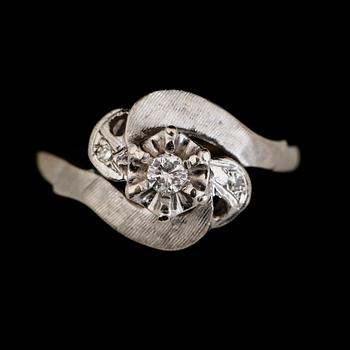 RING, 14K vitguld, briljantslipade diamanter. Total vikt ca 4 g.