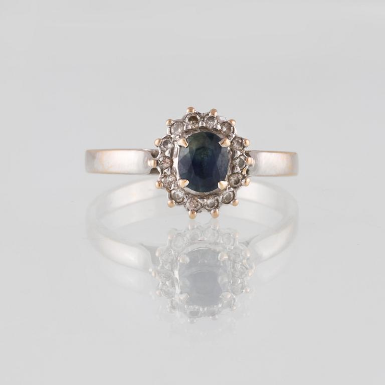 RING, 18K vitguld med blå safir samt briljantslipade diamanter.Vikt 3,5 gram.