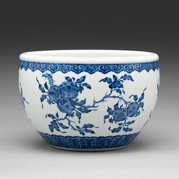 723. A blue and white flower pot/fishbasin, 20th Century.