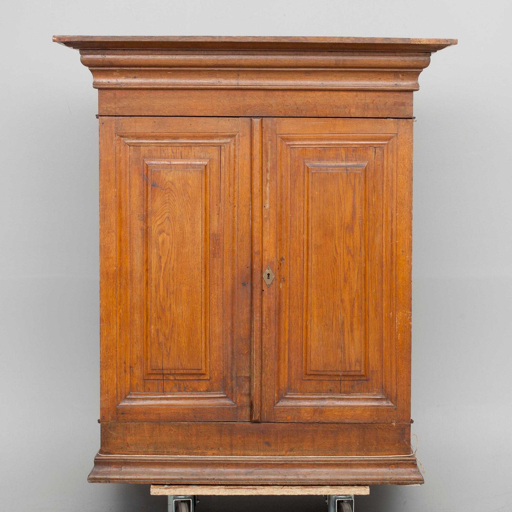 ÖVERSKÅP, 1700-tal.