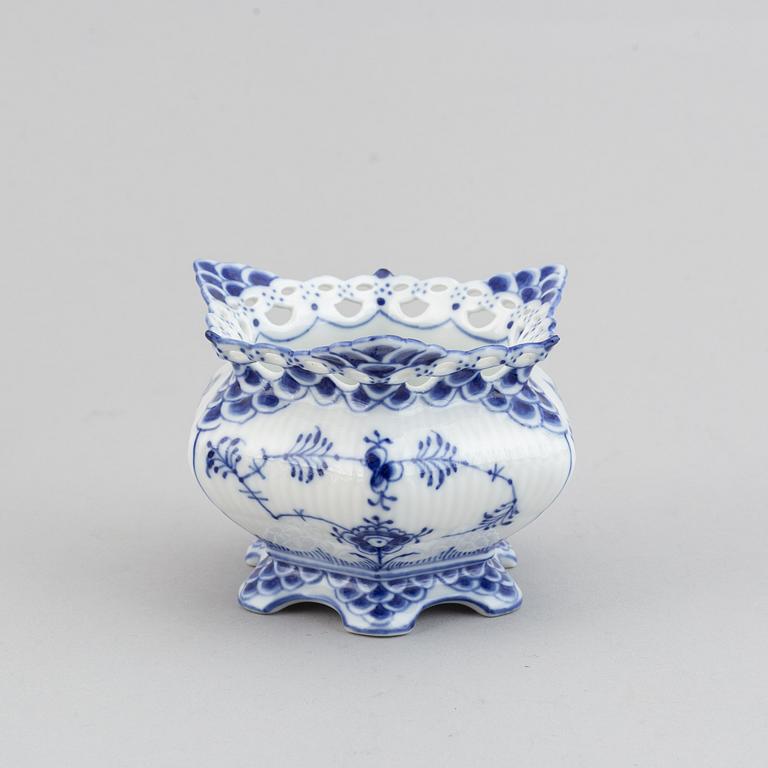 Royal Copenhagen, a porcelaine part coffee service, 'Musselmalet'. (21 pieces).