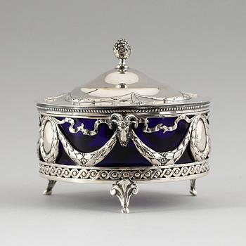 BONBONJÄR, silver, Tyskland, 1900-talets första hälft. Vikt ca 207 g.