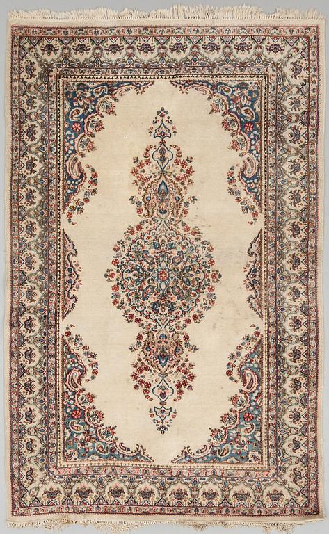 MATTA, old/semiantik, Kirman. Ca 240 x154 cm.