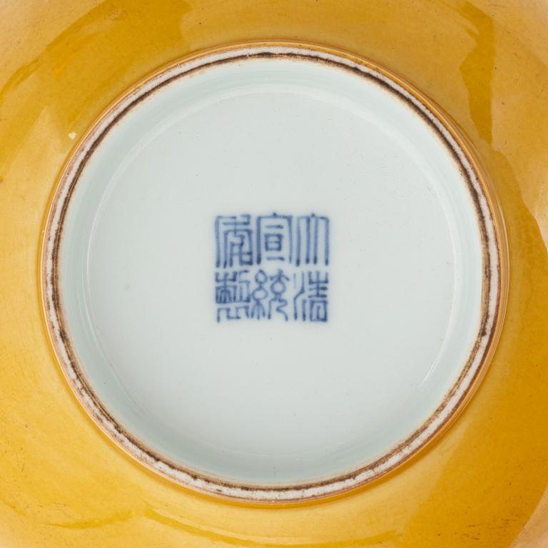 A Chinese yellow bowl, 20th century.