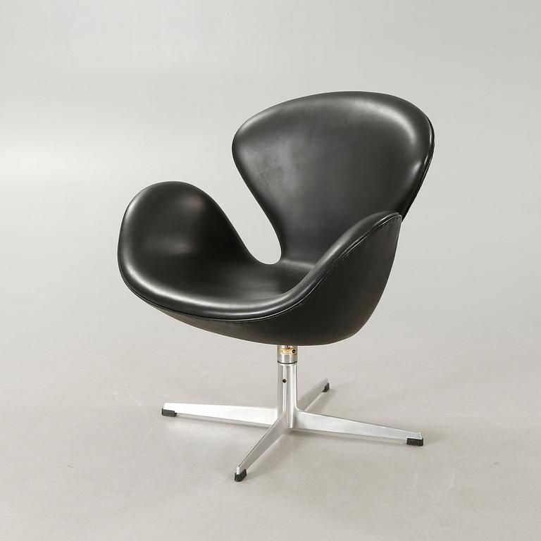 ARNE JACOBSEN, fåtölj, "Svanen", Fritz Hansen, Danmark, 1960-tal.