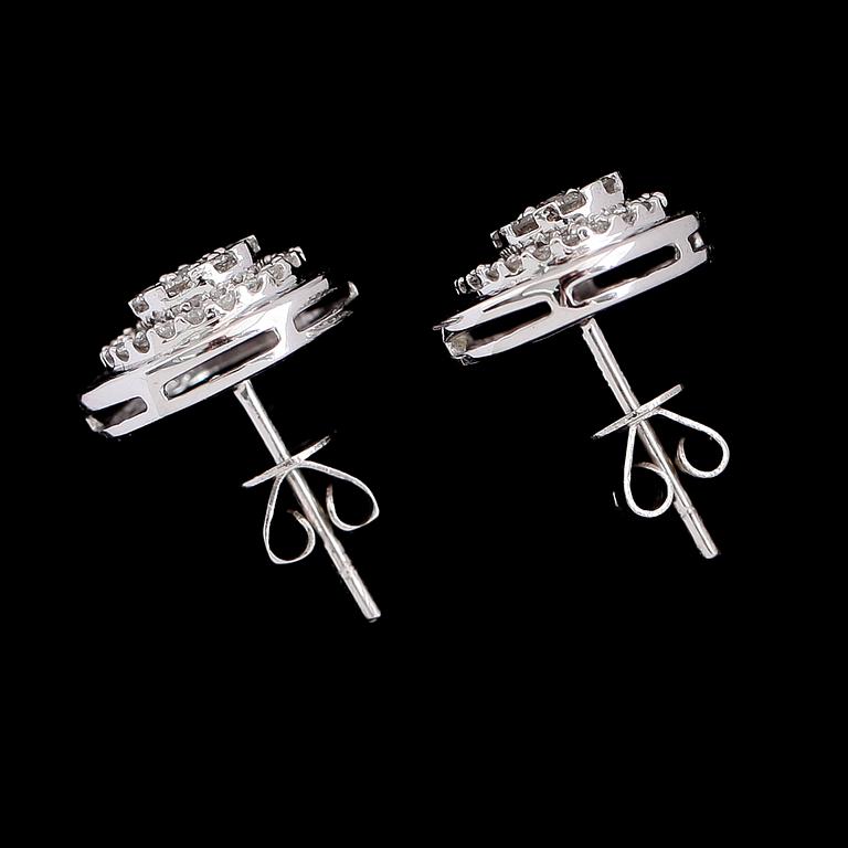 ÖRHÄNGEN, 1 par, 18K vitguld, diamanter tot ca 0.43 ct.