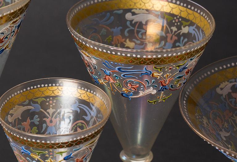 GLASSERVIS, 97 delar, Renässans-stil. Venedig, 1900-talets första hälft. Troligen Salviati & Co,
