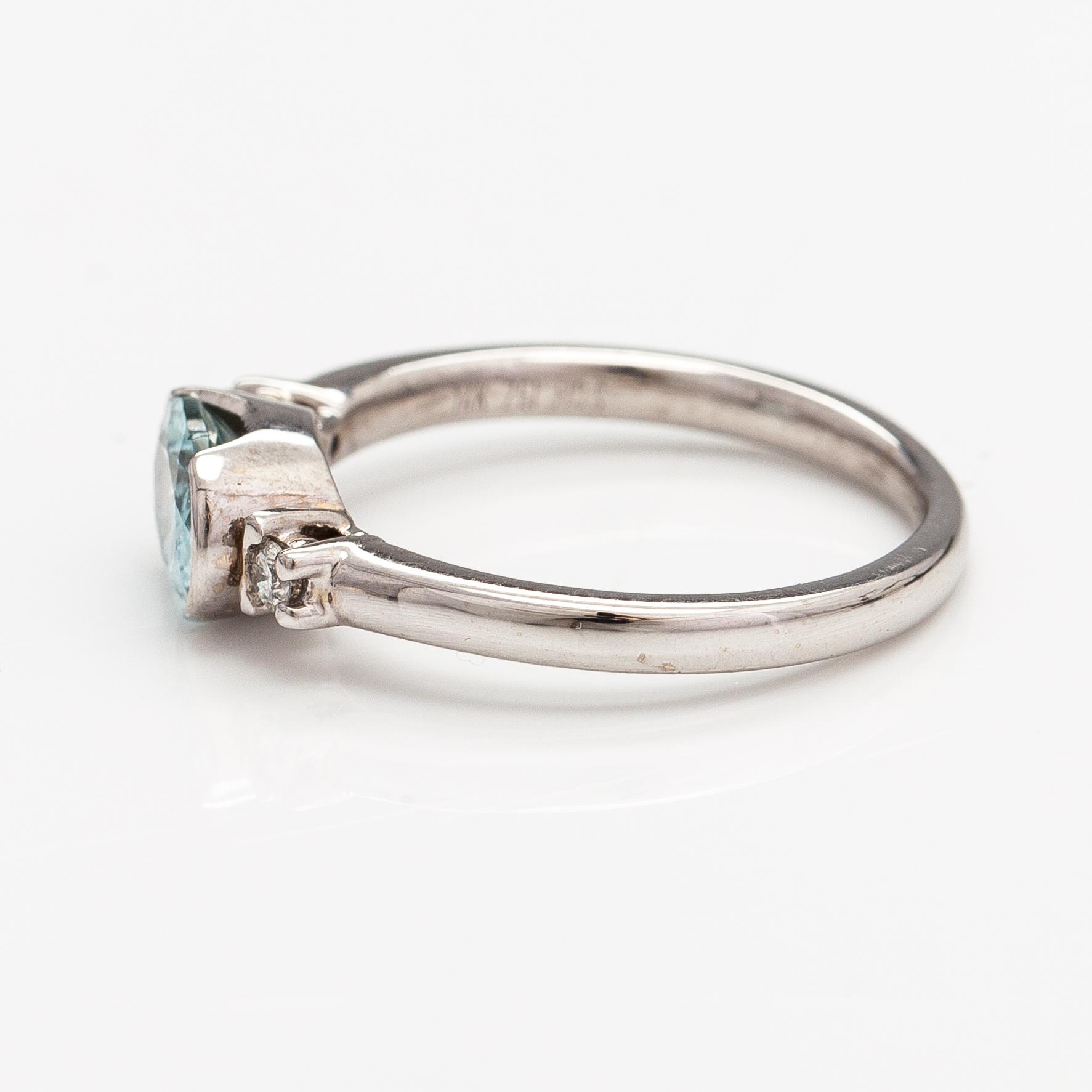 A 14K white gold ring with an aquamarine and diamonds ca. 0.08 ct in total.