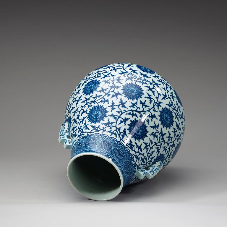 VAS, porslin. Mingform (hu). Qing dynastin (1644-1912) med Qianlongs sigillmärke.