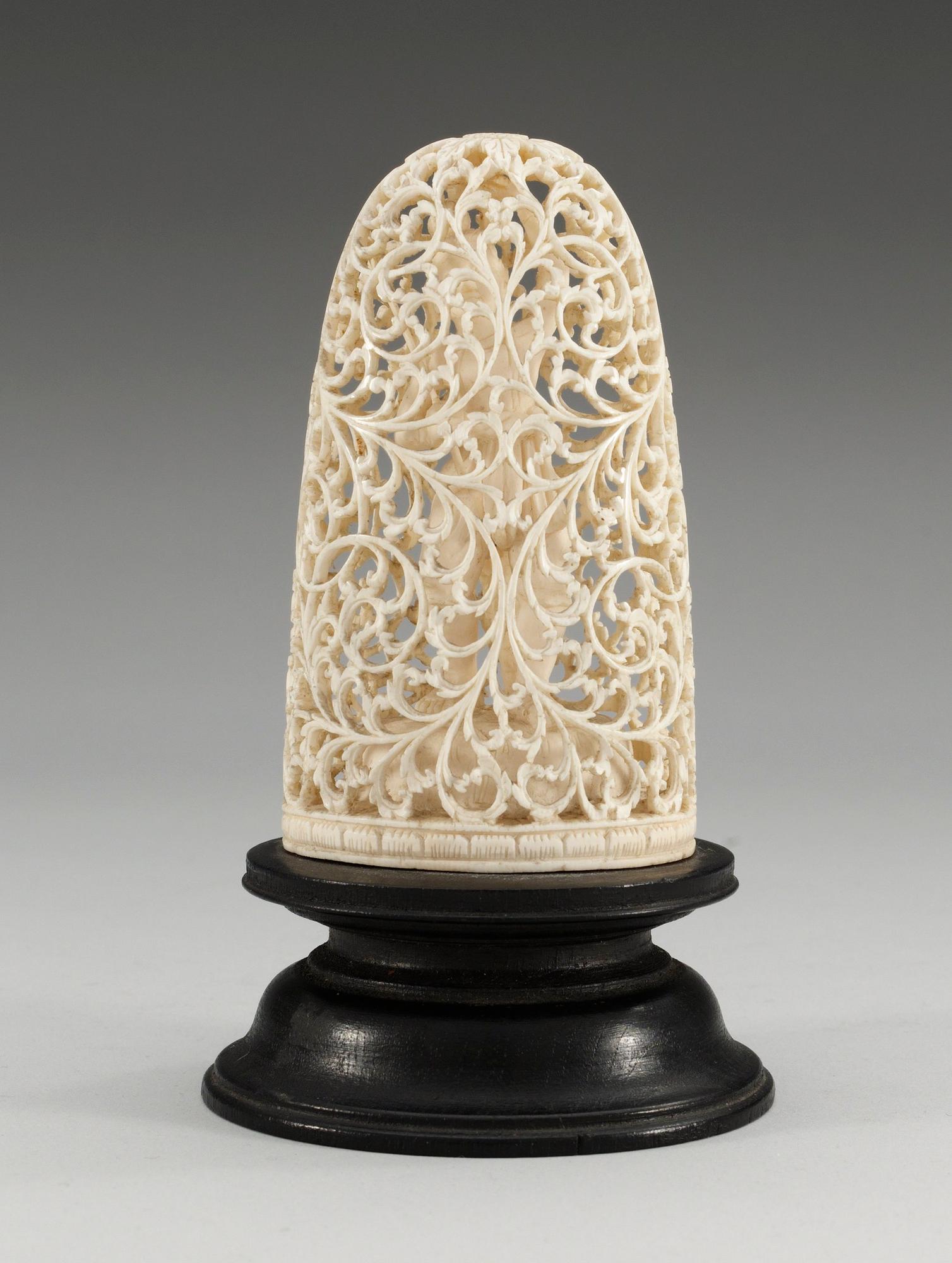 SKULPTUR, benarbete, troligen elfenben. Kina.