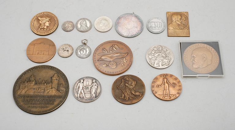 SAMLING MINNESMDALJER, ca 15 st, brons och andra metaller, 1900-tal.