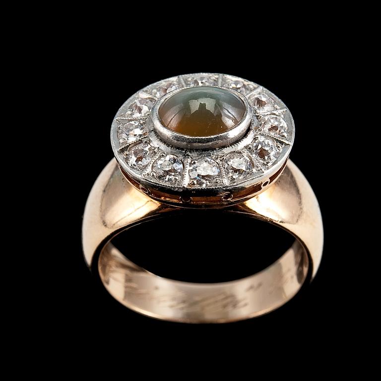 RING, 14K guld, 12 antikslipade diamanter ca 0.60 ct, krysoberyll kattöga 6 x 8 mm. Finland 1960-tal. Vikt 10g.