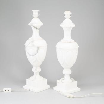 BORDSLAMPOR, ett par, alabaster, Italien, 1900-talets andra hälft.