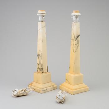 BORDSLAMPOR, ett par, alabaster, Italien, 1900-talets andra hälft.