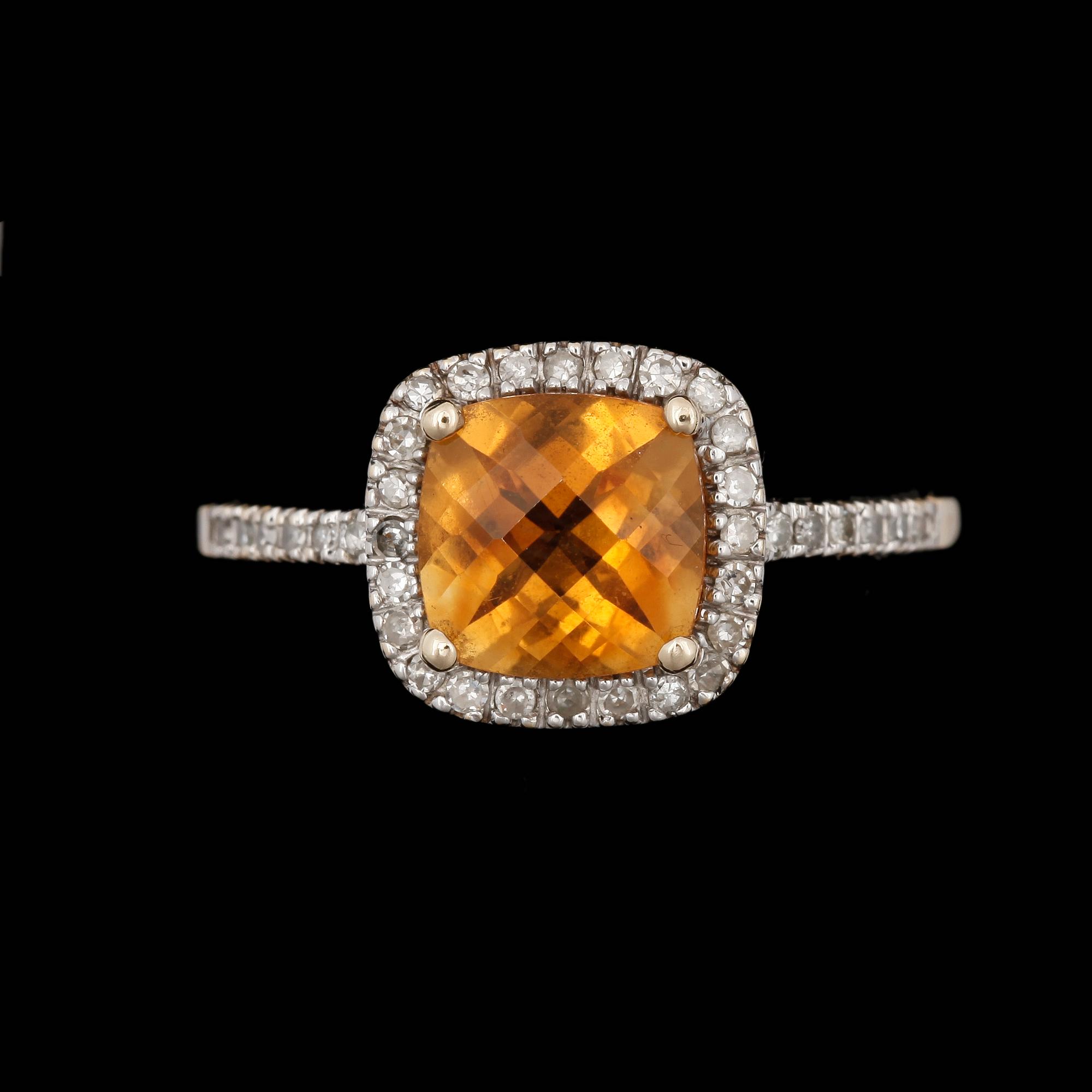 RING, 14k guld med citrin ca7,2x7,2mm och små diamanter . 2000-tal. Vikt 2,4g.