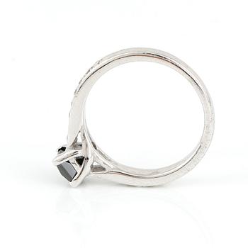 RING, 18K vitguld med svart trappslipad diamant 0,76 ct och briljantslipade diamanter tot ca 0,34 ct. Vikt 3,60 gram.
