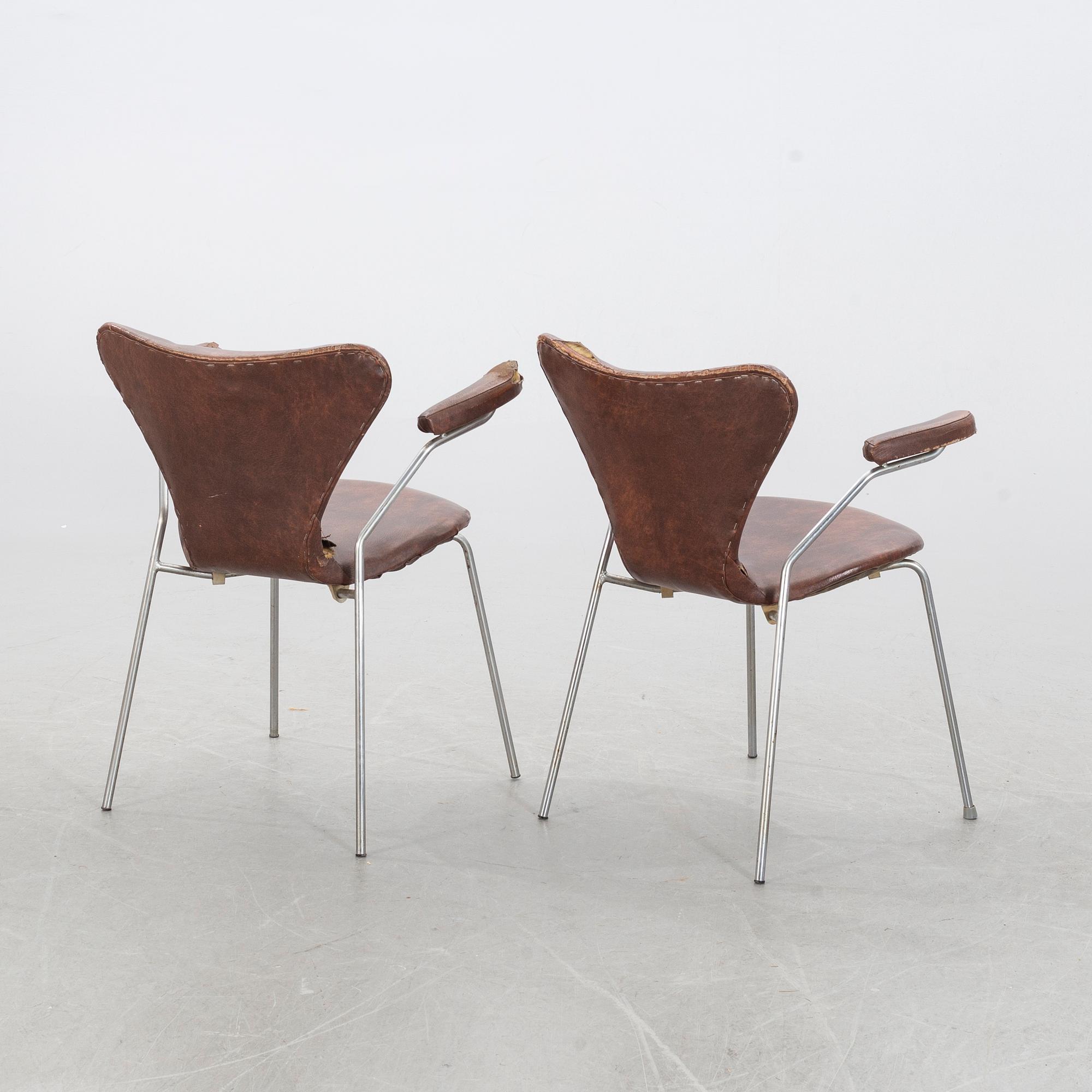 ARNE JACOBSEN, "Sjuan", a pair of arm chairs, Fritz Hansen, Denmark 1969.