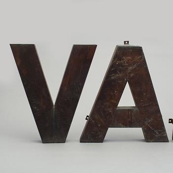 FASADBOKSTÄVER, av metall V, M, A, R, 1900-talets mitt.