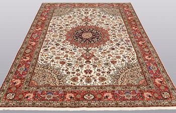 A carpet, Täbriz part silk, 306 x 200 cm.